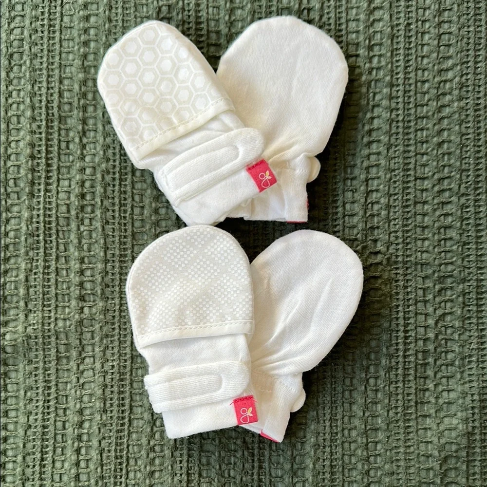 NWOT, 2 Pairs of Goumi Stay On Mitts
